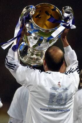 Zinedine Zidane (Real) und sein erster Champions League-Pokal Fußball EC 1 Herren Champions League 2001 2002, Finale, Endspiel, Real Madrid CF (Spanien), Europapokalsieger, Vdig Einzelbild Hampden Park Glasgow Freude, Begeisterung,