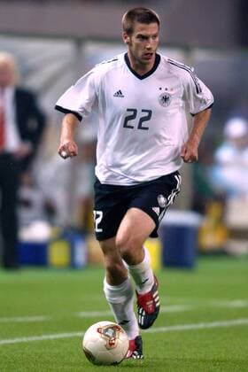 Torsten Frings (Deutschland) am Ball Fußball WM Herren Weltmeisterschaft 2002, Länderspiel, Gruppenspiel, Gruppe E, Nationalmannschaft, Nationalteam Einzelbild Stadion Ecopa Shizuoka