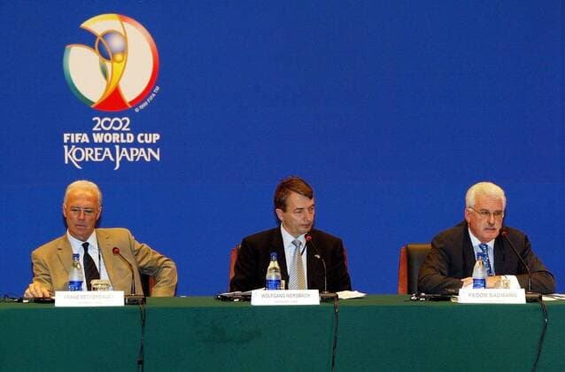 Das Organisationskomitee für die Weltmeisterschaft 2006, v. li.: Präsident Franz Beckenbauer und die geschäftsführenden Vizepräsidenten Wolfgang Niersbach und Fedor Radmann (alle Deutschland) Fußball WM Herren Pressekonferenz 2002, PK, Pressetermin, Vdig Gruppe Seoul