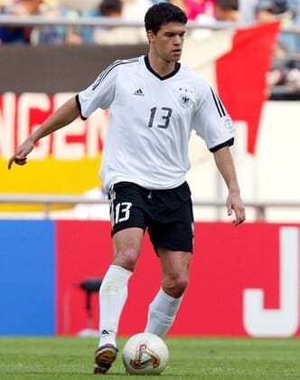 Michael Ballack (Deutschland) am Ball Fußball WM Herren Weltmeisterschaft 2002, Länderspiel, Achtelfinale, Nationalmannschaft, Nationalteam, Nationaltrikot Einzelbild Jeju WorldCupStadium Seogwipo