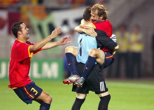 Gaizca Mendieta (re.) umarmt Torwart Iker Casillas, li.: Juanfran Garcia (alle Spanien) Fußball WM Herren Weltmeisterschaft 2002, Länderspiel, Achtelfinale, Nationalmannschaft, Nationalteam, Nationaltrikot Gruppe WorldCupStadium Suwon Freude, Begeisterung,