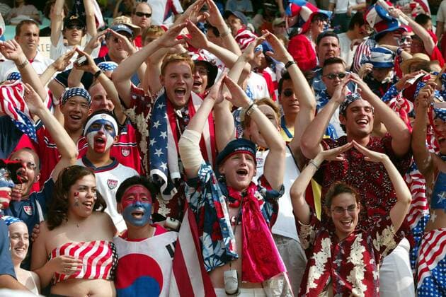 US-amerikanische Fans jubeln Fußball WM Herren Weltmeisterschaft 2002, Länderspiel, Achtelfinale, Nationalmannschaft, Nationalteam, Vdig Totale WorldCupStadium Jeonju Freude, Begeisterung,  