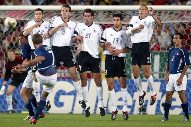 Freistoßmauer Deutschland, v.li.: Torsten Frings, Dietmar Hamann, Christoph Metzelder, Michael Ballack und Christian Ziege bei einem Freistoß von Lewis (USA) Fußball WM Herren Weltmeisterschaft 2002, Länderspiel, Viertelfinale, Nationalmannschaft, Nationalteam, Nationaltrikot Gruppe Munsu Stadion Ulsan Dynamik,