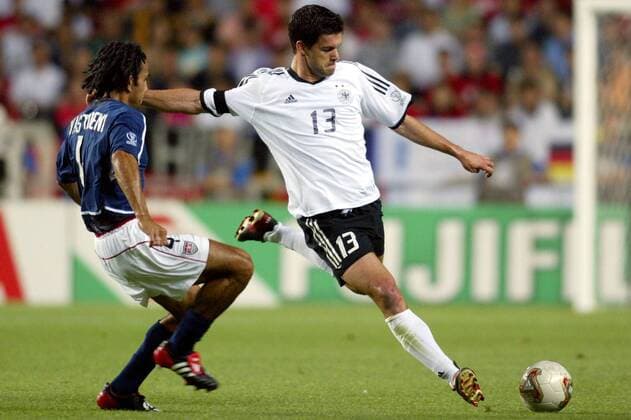 Michael Ballack (re., Deutschland) zieht ab gegen Pablo Mastroeni (USA) Fußball WM Herren Weltmeisterschaft 2002, Länderspiel, Viertelfinale, Nationalmannschaft, Nationalteam, Nationaltrikot Gruppe Munsu Stadion Ulsan Dynamik,
