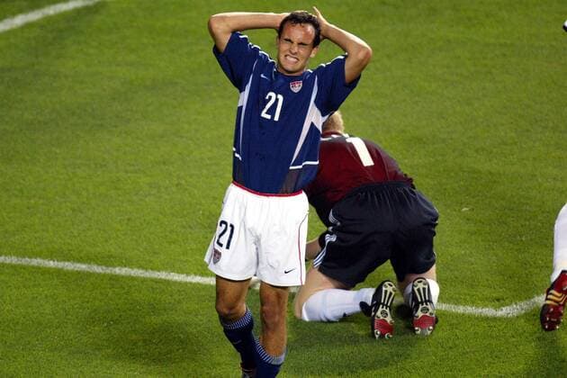 Landon Donovan (USA) enttäuscht Fußball WM Herren Weltmeisterschaft 2002, Länderspiel, Viertelfinale, Nationalmannschaft, Nationalteam, Nationaltrikot Einzelbild Munsu Stadion Ulsan Enttäuschung,  