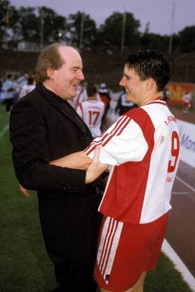 Birgit Prinz und Manager Siegfried Dietrich (beide 1. FFC Frankfurt) Fußball EC 3 Damen UEFA Women s Cup 2001 2002, Womens, Pokal, Europapokal, Europacup, Frauen, Frauenfußball, Vdia Gruppe Waldstadion Frankfurt M. Freude,