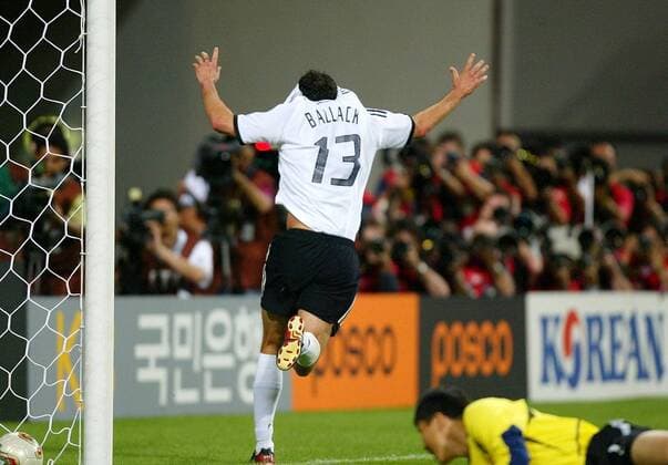 Torschütze Michael Ballack (Deutschland) nach seinem Treffer zum 1:0 Fußball WM Herren Weltmeisterschaft 2002, Länderspiel, Halbfinale, Nationalmannschaft, Nationalteam, Nationaltrikot Gruppe WorldCupStadium Seoul Freude, Begeisterung,