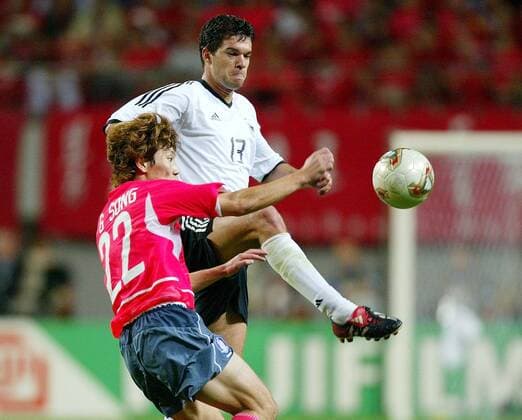 Michael Ballack (Deutschland, re.) gegen Song Chong-Gug (Südkorea) Fußball WM Herren Weltmeisterschaft 2002, Länderspiel, Halbfinale, Nationalmannschaft, Nationalteam, Nationaltrikot Gruppe WorldCupStadium Seoul Dynamik,
