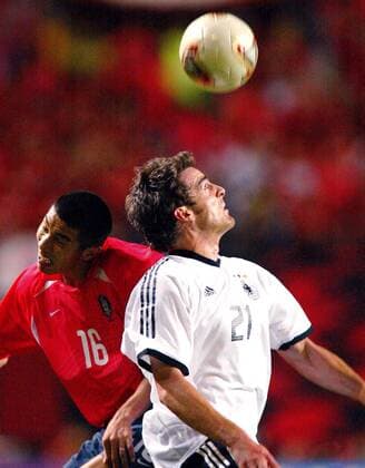 Christoph Metzelder (Deutschland, re.) gegen Cha Du-Ri (Südkorea) Fußball WM Herren Weltmeisterschaft 2002, Länderspiel, Halbfinale, Nationalmannschaft, Nationalteam, Nationaltrikot Gruppe WorldCupStadium Seoul Dynamik, Kampf,  