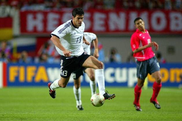 Michael Ballack (Deutschland) am Ball Fußball WM Herren Weltmeisterschaft 2002, Länderspiel, Halbfinale, Nationalmannschaft, Nationalteam, Nationaltrikot Einzelbild WorldCupStadium Seoul Dynamik,  