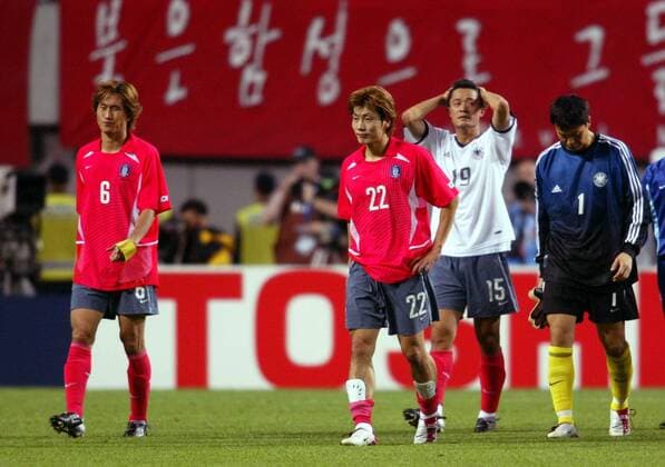 Enttäuschte Südkoreaner, v.li.: Yoo Sang-Chul, Song Chong-Gug, Lee Min-Sung und Torwart Lee Woon-Jae Fußball WM Herren Weltmeisterschaft 2002, Länderspiel, Halbfinale, Nationalmannschaft, Nationalteam, Nationaltrikot, Gruppe WorldCupStadium Seoul Enttäuschung, Verzweiflung,