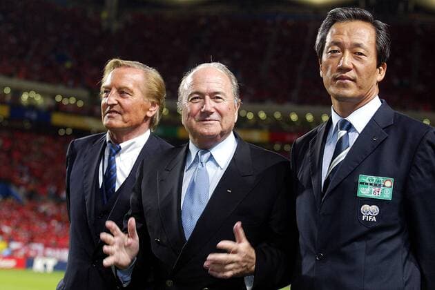 FIFA-Präsident Joseph Blatter (Mitte, Schweiz) mit FIFA-Vizepräsident Dr. Chung Mong-Joon (re., Südkorea; Vorstandsvorsitzender der Hyundai Motorcompany) und DFB-Präsident Gerhard Mayer-Vorfelder (Deutschland) Fußball WM Herren Weltmeisterschaft 2002, Länderspiel, Halbfinale, Gruppe WorldCupStadium, Josef, Sepp Seoul