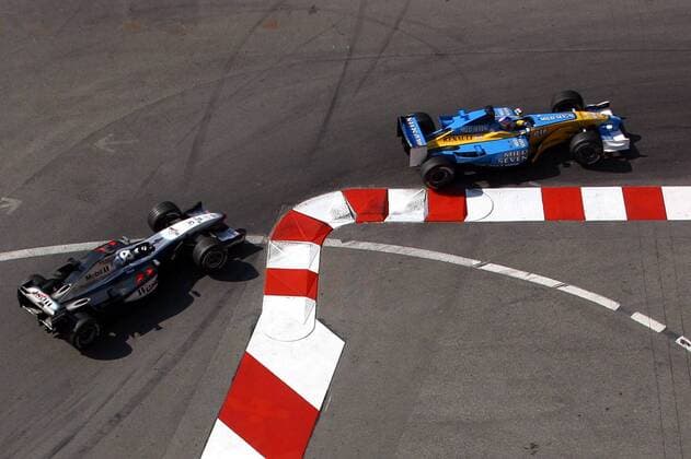 Jarno Trulli (Italien Renault) in seinem Boliden vor David Coulthard (Schottland McLaren-Mercedes) in der Hafenschikane Motorsport Grand Prix Herren Großer Preis von Monaco 2002, Formel 1 Weltmeisterschaft, F1, F, GP, WM Gruppe Circuit de Monaco Monte Carlo