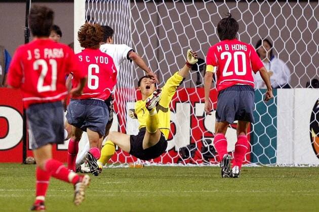 Michael Ballack (li., Deutschland) mit seinem Treffer zum 1:0; Torwart Lee Woon-Jea (Südkorea), Hong Myung-Bo (re.) und Yoo Sang-Chul (alle Südkorea) chancenlos Fußball WM Herren Weltmeisterschaft 2002, Länderspiel, Halbfinale, Nationalmannschaft, Nationalteam, Nationaltrikot Gruppe WorldCupStadium Seoul Dynamik,