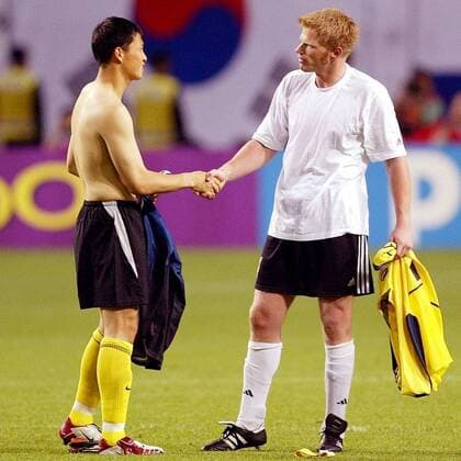Torwart Oliver Kahn (re., Deutschland) und Torwartkollege Lee Woon-Jae (Südkorea) - Trikottausch Fußball WM Herren Weltmeisterschaft 2002, Länderspiel, Halbfinale, Nationalmannschaft, Nationalteam, Nationaltrikot Gruppe WorldCupStadium Seoul