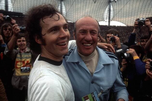 Franz Beckenbauer (li.) mit Bundestrainer Helmut Schön - Deutschland ist Weltmeister 1974 Fußball WM Herren Weltmeisterschaft 1974, Finale, Endspiel, Länderspiel, Nationalmannschaft, Nationalteam, Gruppe Olympiastadion München Glück, Harmonie, Freude, Begeisterung,
