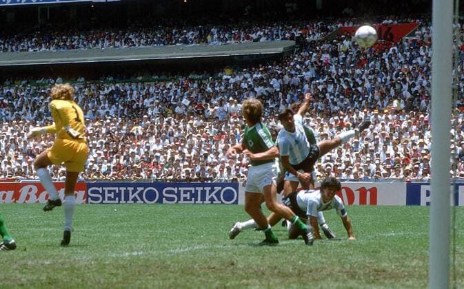 Jose Luis Brown (hinten) erzielt das Tor zum 1:0, davor Diego Armando Maradona (beide Argentinien), Jakobs und Torwart Harald Schumacher (beide BR Deutschland) Fußball WM Herren Weltmeisterschaft 1986, Finale, Endspiel, Länderspiel, Nationalmannschaft, Nationalteam, Totale Estadio Azteca, Aztekenstadion Mexico-City Dynamik,