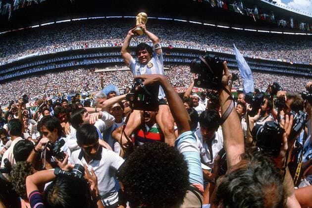 Diego Armando Maradona (Argentinien) wird mit dem Weltmeister-Pokal auf Schultern getragen Fußball WM Herren Weltmeisterschaft 1986, Finale, Endspiel, Länderspiel, Nationalmannschaft, Nationalteam, Totale Estadio Azteca, Aztekenstadion Mexico-City Glück, Freude, Begeisterung,