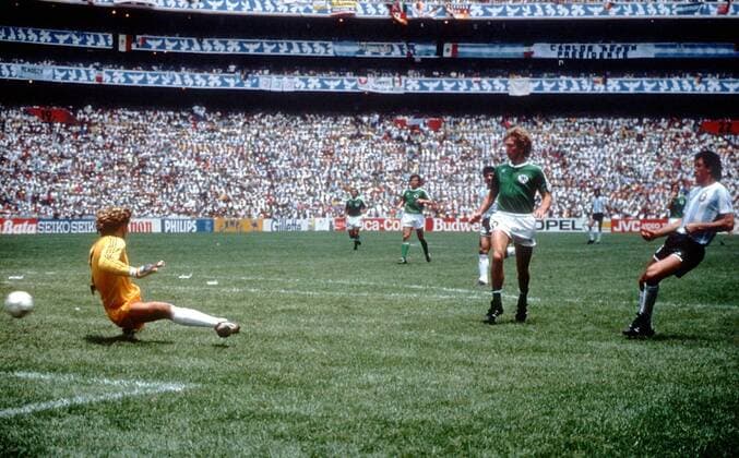 Jorge Valdano (Argentinien, re.) erzielt das Tor zum 2:0, Torwart Harald Schumacher und Ditmar Jakobs (beide BR Deutschland) sind machtlos Fußball WM Herren Weltmeisterschaft 1986, Finale, Endspiel, Länderspiel, Nationalmannschaft, Nationalteam, Totale Estadio Azteca, Aztekenstadion Mexico-City Dynamik,