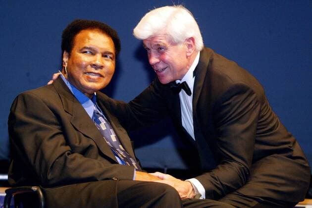 Ex-Boxer Mohammad Ali (li., USA) bei der Deutschland-Premiere des Kinofilms Ali im Gespräch mit seinem ehemaligen Gegner Karl Mildenberger (Deutschland) Boxen Herren Filmpremiere 2002, Deutschlandpremiere, Boxsport, Profiboxen, Boxprofi, Boxprofis, Profi, Profis Gruppe ErdgasArena Riesa Freude, Kameradschaft