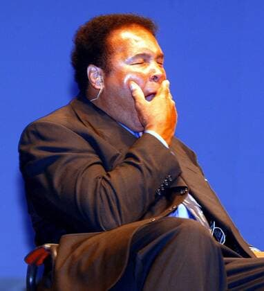 Ex-Boxer Mohammad Ali (li., USA) bei der Deutschland-Premiere des Kinofilms Ali Boxen Herren Filmpremiere 2002, Deutschlandpremiere, Boxsport, Profiboxen, Boxprofi, Boxprofis, Profi, Profis Einzelbild ErdgasArena Riesa Langeweile