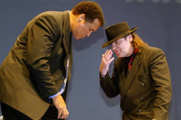 Ex-Boxer Mohammad Ali (USA) bei der Deutschland-Premiere des Kinofilms Ali im Gespräch mit Musiker Udo Lindenberg (Deutschland) Boxen Herren Filmpremiere 2002, Deutschlandpremiere, Boxsport, Profiboxen, Boxprofi, Boxprofis, Profi, Profis Gruppe ErdgasArena Riesa Unterwerfung