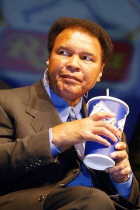 Ex-Boxer Mohammad Ali (USA) bei der Deutschland-Premiere des Kinofilms Ali mit seinem Lieblings-Getränk, einem Schoko-Shake Boxen Herren Filmpremiere 2002, Deutschlandpremiere, Boxsport, Profiboxen, Boxprofi, Boxprofis, Profi, Profis Einzelbild ErdgasArena Riesa