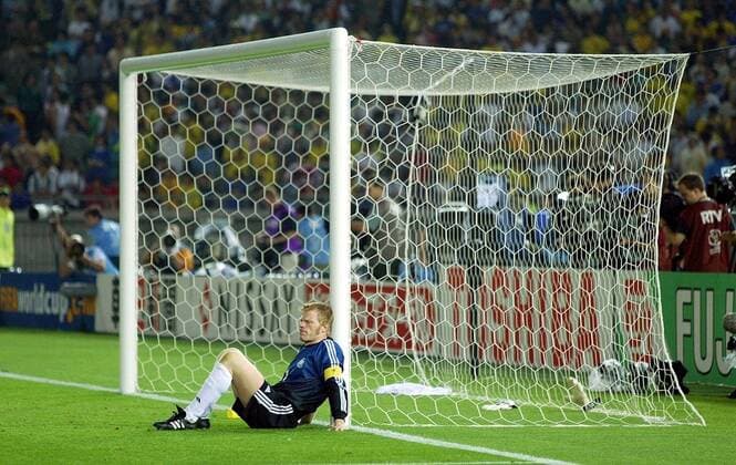 Torwart Oliver Kahn (Deutschland) enttäuscht am Torpfosten Fußball WM Herren Weltmeisterschaft 2002, Länderspiel, Finale, Endspiel, Nationalmannschaft, Nationalteam, Vdig Totale International Stadium Yokohama Enttäuschung,