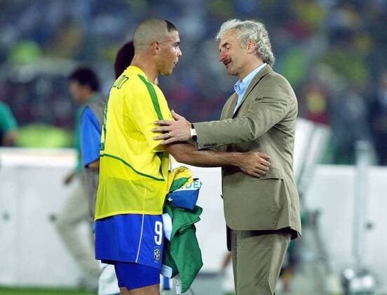 Ronaldo (Brasilien, li.) im Gespräch mit Teamchef Rudi Völler (Deutschland) Fußball WM Herren Weltmeisterschaft 2002, Länderspiel, Finale, Endspiel, Nationalmannschaft, Nationalteam, Vdig Gruppe International Stadium Yokohama Kameradschaft,