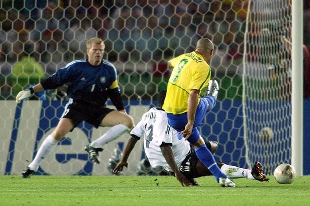 Ronaldo (Brasilien, re.) erzielt das entscheidende 2:0, Asamoah (Mitte) und Torwart Kahn (beide Deutschland) machtlos Fußball WM Herren Weltmeisterschaft 2002, Länderspiel, Finale, Endspiel, Nationalmannschaft, Nationalteam, Ball Gruppe International Stadium Yokohama Dynamik, Kampf,