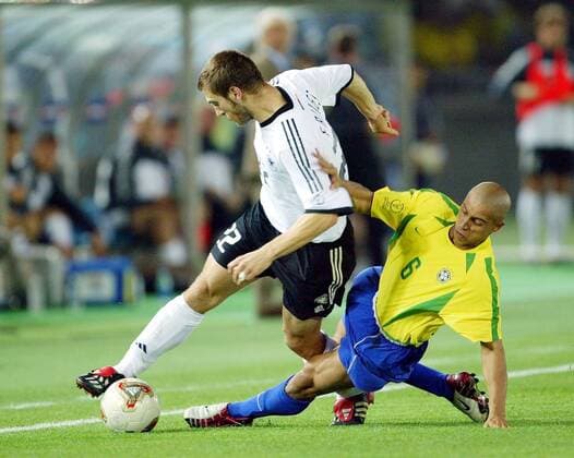 Torsten Frings (Deutschland, li.) gegen Roberto Carlos (Brasilien) Fußball WM Herren Weltmeisterschaft 2002, Länderspiel Finale, Endspiel, Nationalmannschaft, Nationalteam Gruppe International Stadium Yokohama Dynamik, Kampf,
