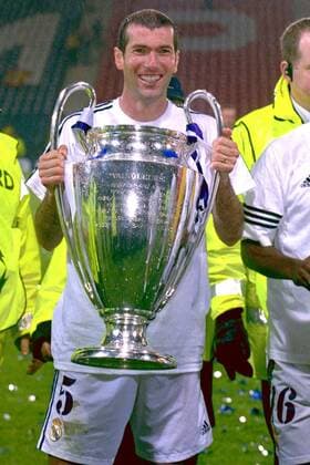 Zinedine Zidane (Real) mit dem Pokal Fußball EC 1 Herren Champions League 2001 2002, Finale, Endspiel, Real Madrid (Spanien) Einzelbild Hampden Park Glasgow Glück, Begeisterung, Freude,  