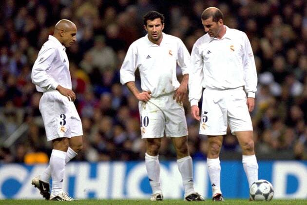 Zinedine Zidane (re.), Luis Figo (Mitte) und Roberto Carlos (alle Real) - Freistoß Fußball Herren Copa del Rey 2001 2002, Primera Division, 1. Spanische Liga, Pokalfinale, Finale, Pokalendspiel, Gruppe Estadio Santiago Bernabeu Madrid  