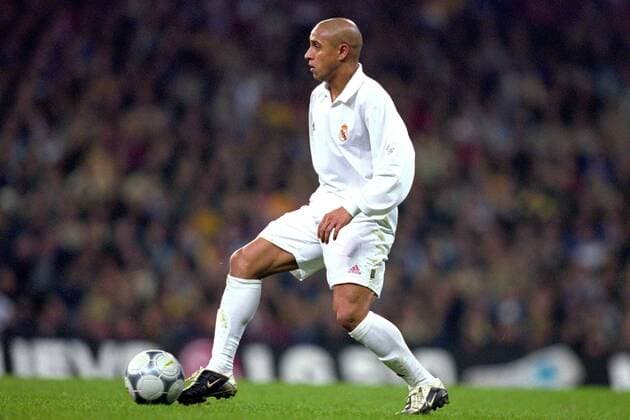 Roberto Carlos (Real) am Ball Fußball Herren Copa del Rey 2001 2002, Primera Division, 1. Spanische Liga, Pokalfinale, Finale, Pokalendspiel, Einzelbild Estadio Santiago Bernabeu Madrid Dynamik,  