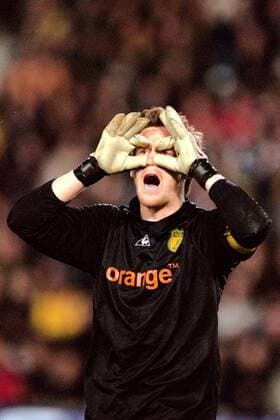 Torwart Mickael Landreau (Nantes) imitiert mit seinen Händen ein Fernglas Fußball EC 1 Herren Champions League 2001 2002, FC Nantes Atlantique Einzelbild Stade de la Beaujoire - Louis Fonteneau Nantes Komik  