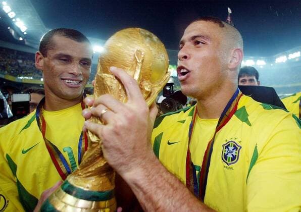 Ronaldo (re.), Rivaldo (li., beide Brasilien) - Weltmeister Fußball WM Herren Weltmeisterschaft 2002, Länderspiel, Finale, Endspiel, Nationalmannschaft, Nationalteam, Vdig Gruppe International Stadium Yokohama Glück, Freude, Begeisterung,