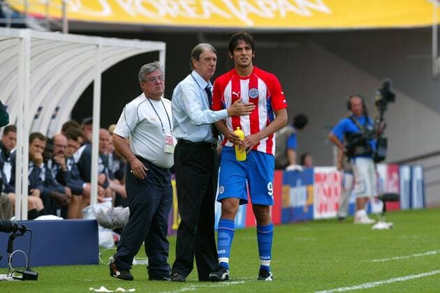 Roque Santa Cruz (re.) wird von Nationalcoach Cesare Maldini (beide Paraguay) verletzt ausgewechselt Fußball WM Herren Weltmeisterschaft 2002, Länderspiel, Achtelfinale, Nationalmannschaft, Nationalteam, Nationaltrikot Gruppe Jeju WorldCupStadium Seogwipo