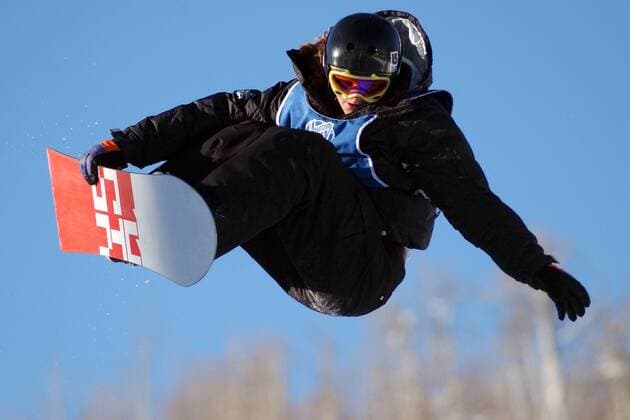 Kelly Clark (USA) mit einem Frontside Air Snowboard Damen Winter-X-Games 2002, Xgames, Extreme, extrem, Halfpipe, Superpipe, Snowboarding, Snowboarden Einzelbild Colorado Aspen Dynamik,