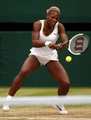 Serena Williams (USA) - beidhändige Rückhand Tennis Damen All England Championships 2002, Grand Slam, WTA-Tour, Rasen, Rasenplatz, Rasentennis, Rasenturnier Einzelbild Wimbledon, Finale, Endspiel London Dynamik, Kraft,
