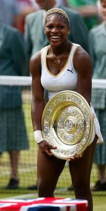 Serena Williams (USA) präsentiert stolz ihre Trophäe Tennis Damen All England Championships 2002, Grand Slam, WTA-Tour, Rasen, Rasenplatz, Rasentennis, Rasenturnier Einzelbild Wimbledon, Finale, Endspiel London Freude,