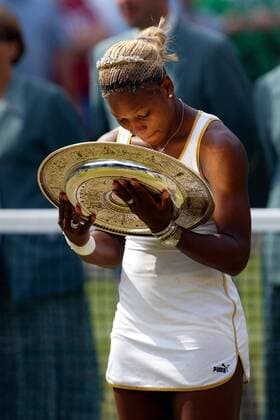 Serena Williams (USA) bestaunt ihre Trophäe Tennis Damen All England Championships 2002, Grand Slam, WTA-Tour, Rasen, Rasenplatz, Rasentennis, Rasenturnier Einzelbild Wimbledon, Finale, Endspiel London