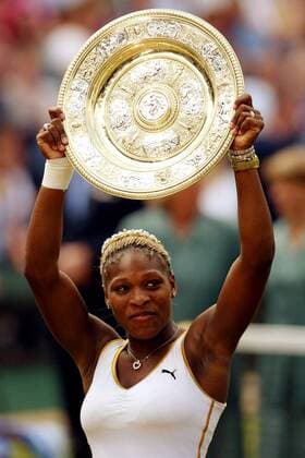Serena Williams (USA) präsentiert stolz ihre Trophäe Tennis Damen All England Championships 2002, Grand Slam, WTA-Tour, Rasen, Rasenplatz, Rasentennis, Rasenturnier Einzelbild Wimbledon, Finale, Endspiel London Freude,