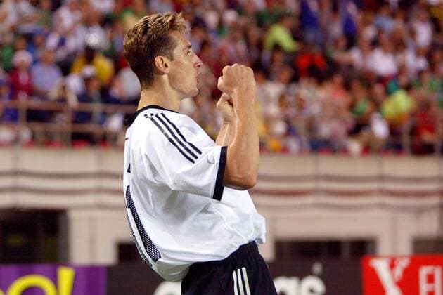 Miroslav Klose (Deutschland) - Torjubel Fußball WM Herren Weltmeisterschaft 2002, Länderspiel, Gruppenspiel, Gruppe E, Nationalmannschaft, Nationalteam Einzelbild Kashima-Stadion Ibaraki Freude, Begeisterung