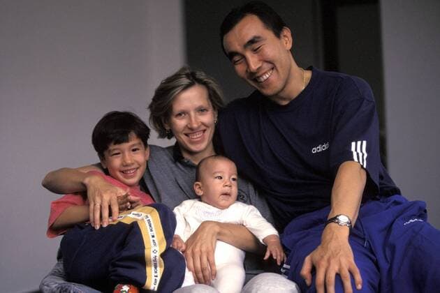 Talant Duishebaev (re.) mit Ehefrau Olga, Sohn Alex und dem Neugeborenen Handball 1. BL Herren Saison 1997 1998, TuS Nettelstedt, Shooting, Fotoshooting, Fototermin, Fotostory, Homestory, privat, Gruppe Nettelstedt