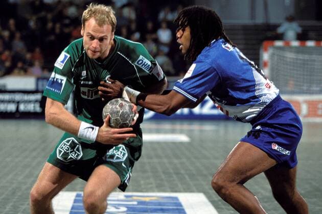 Olafur Stefansson (li., SCM) gegen Jackson Richardson (San Antonio) Handball EM Herren 6. Club-Europameisterschaft 2001, Vereinsmannschaften, Vereinseuropameisterschaft, Finale, Endspiel, Gruppe Ostseehalle Kiel Dynamik,
