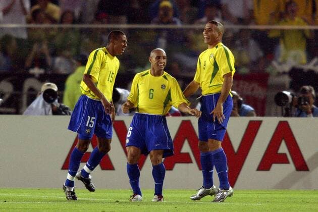 Roberto Carlos (Mitte), Ronaldo (re.) und Kleberson (alle Brasilien) - Torjubel Fußball WM Herren Weltmeisterschaft 2002, Länderspiel, Finale, Endspiel, Nationalmannschaft, Nationalteam, Gruppe International Stadium Yokohama Begeisterung, Freude,