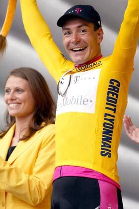 Erik Zabel (Deutschland Team Telekom) im gelben Trikot des Gesamtführenden Radsport Herren Tour de France 2002, Radrennsport, Straßenradsport, Straßenradrennsport, Radrennen Einzelbild 3. Etappe: Metz - Reims Reims Freude,