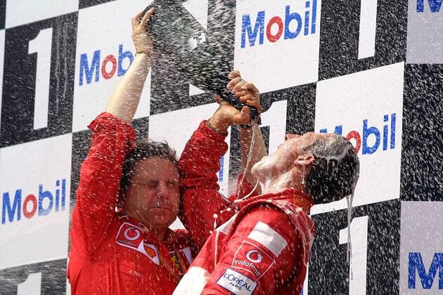 Sieger und vorzeitiger Weltmeister Michael Schumacher (re., Deutschland) und Teamchef Jean Todt Frankreich beide Ferrari) - Sektdusche Motorsport Grand Prix Herren Großer Preis von Frankreich 2002, Formel 1 Weltmeisterschaft, F1, F, GP, WM Gruppe Circuit de Nevers Magny Cours Begeisterung, Freude,