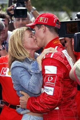 Michael Schumacher (Deutschland Ferrari) holt sich bei Ehefrau Corinna den Siegerkuss ab Motorsport Grand Prix Herren Großer Preis von Frankreich 2002, Formel 1 Weltmeisterschaft, F1, F, GP, WM, Vdig Gruppe Circuit de Nevers Magny Cours Glück Freude,