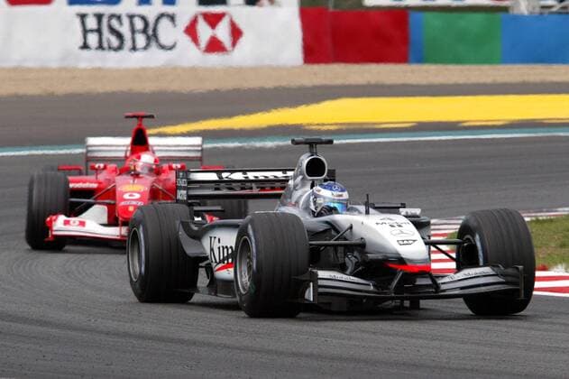 Kimi Räikkönen (Finnland McLaren-Mercedes), verfolgt von Michael Schumacher (Deutschland Ferrari) Motorsport Grand Prix Herren Großer Preis von Frankreich 2002, Formel 1 Weltmeisterschaft, F1, F, GP, WM, Vdig Gruppe Circuit de Nevers Magny-Cours